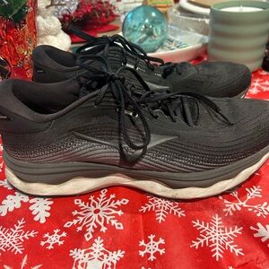 Mizuno Black and Gray Sneakers